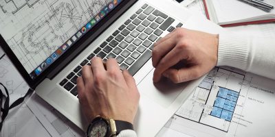 企业HR在电脑前通过学信网验证码核查应聘者学历真伪，专业办公环境，自然光线